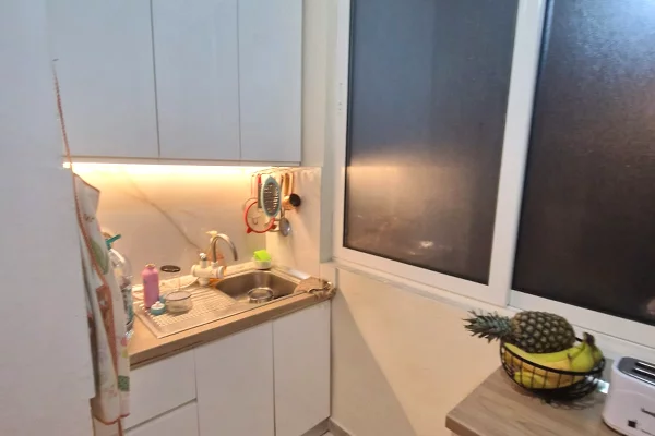Shtepi ne shitje Apartament ne Tirane, 1+1, Mobilimi Pjeserisht e mobiluar, Pagesa 125,000  Euro.
