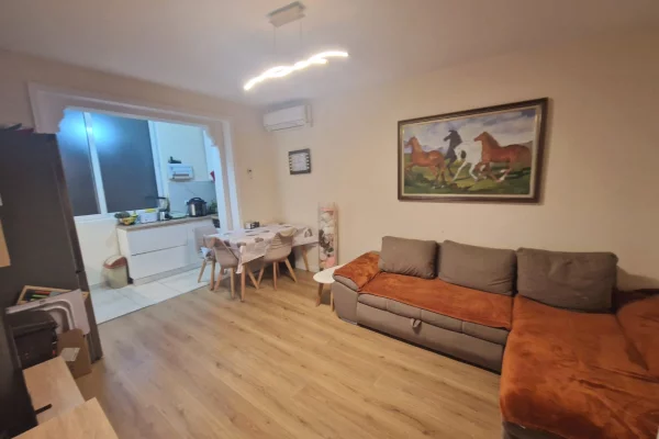 Shtepi ne shitje Apartament ne Tirane, 1+1, Mobilimi Pjeserisht e mobiluar, Pagesa 125,000  Euro.