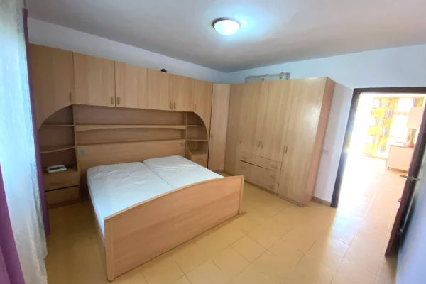 Shtepi ne shitje Apartament ne Tirane, 2+1, Mobilimi Pjeserisht e mobiluar, Pagesa 190,000  Euro.