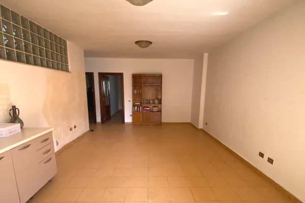 Shtepi ne shitje Apartament ne Tirane, 2+1, Mobilimi Pjeserisht e mobiluar, Pagesa 190,000  Euro.