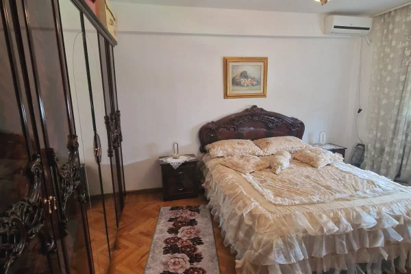Jepet me qera apartament 3+1 ne Qender 