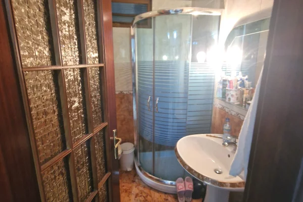 Shtepi me qera Apartament ne Tirane, 3+1, Mobilimi E mobiluar, Pagesa 1,100  Euro.