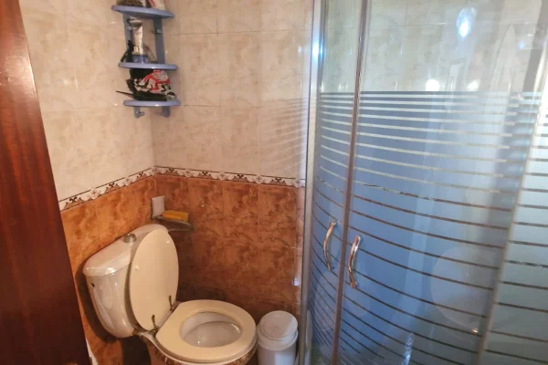 Shtepi me qera Apartament ne Tirane, 3+1, Mobilimi E mobiluar, Pagesa 1,100  Euro.
