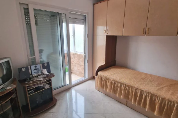 Shtepi me qera Apartament ne Tirane, 3+1, Mobilimi E mobiluar, Pagesa 1,100  Euro.