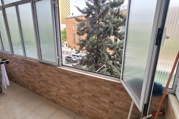 Shtepi me qera Apartament ne Tirane, 3+1, Mobilimi E mobiluar, Pagesa 1,100  Euro.