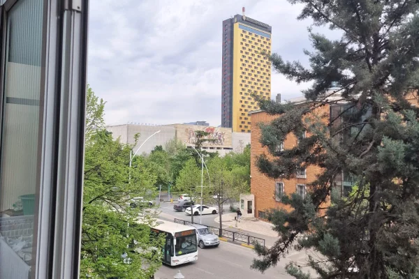 Shtepi me qera Apartament ne Tirane, 3+1, Mobilimi E mobiluar, Pagesa 1,100  Euro.