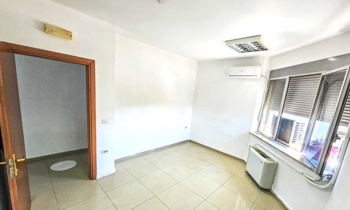 Jepet me qera ambient komercial te rruga e Dibres.