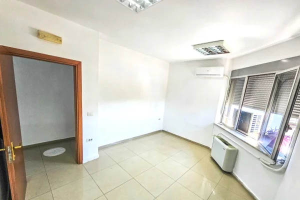Ambient biznesi me qera 3+1 ne Tirane - 2,800 Euro