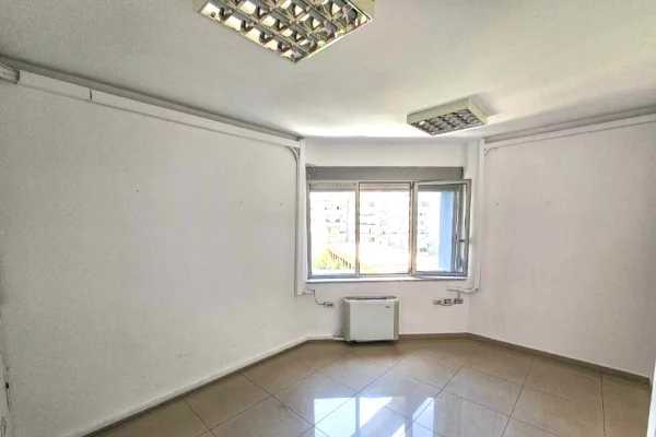 Jepet me qera ambient komercial te rruga e Dibres.