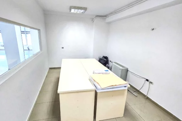 Jepet me qera ambient komercial te rruga e Dibres.
