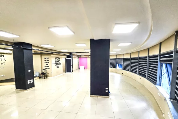 Jepet me qera ambient komercial te rruga e Dibres.