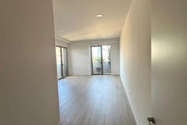 Ambient biznesi me qera 3+1 ne Tirane - 1,800 Euro