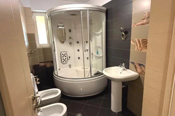 Shtepi ne shitje Apartament ne Tirane, 2+1, Mobilimi E mobiluar, Pagesa 195,000  Euro.