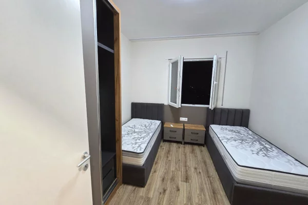 Shtepi ne shitje Apartament ne Tirane, 3+1, Mobilimi E mobiluar, Pagesa 116,000  Euro.