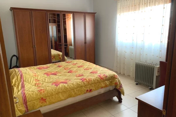 Shtepi me qera Apartament ne Tirane, 2+1, Mobilimi E mobiluar, Pagesa 50,000  Leke.