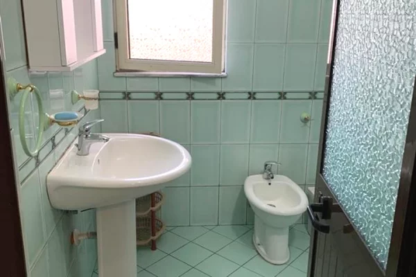 Shtepi me qera Apartament ne Tirane, 2+1, Mobilimi E mobiluar, Pagesa 50,000  Leke.