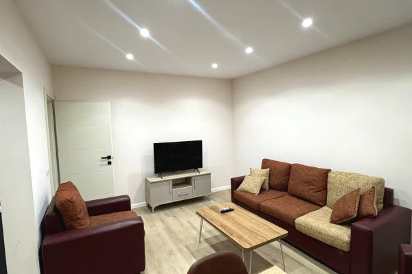 Shtepi me qera 2+1 ne Tirane - 55,000 Leke