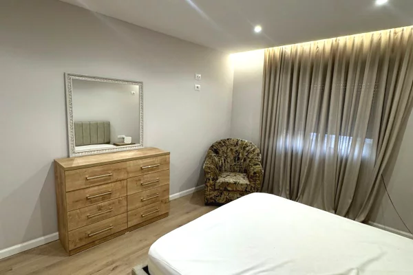 Shtepi me qera Apartament ne Tirane, 2+1, Mobilimi E mobiluar, Pagesa 55,000  Leke.