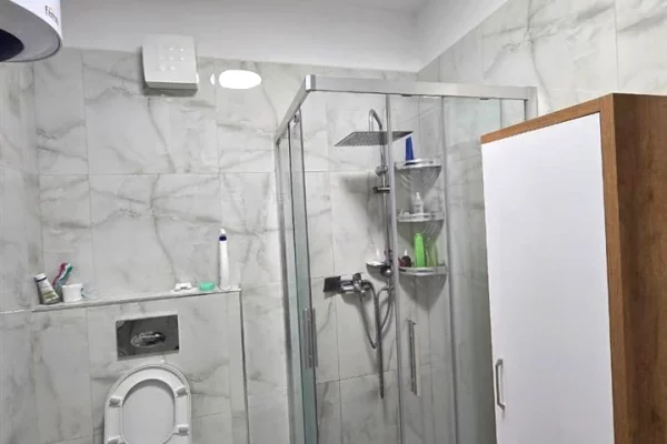Shtepi ne shitje Apartament ne Tirane, 2+1, Mobilimi E mobiluar, Pagesa 270,000  Euro.