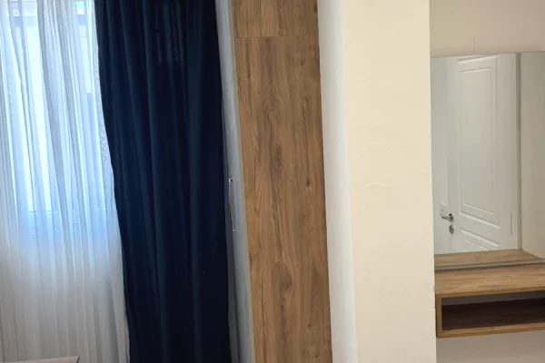 Shtepi me qera Apartament ne Tirane, 1+1, Mobilimi Pjeserisht e mobiluar, Pagesa 50,000  Euro.