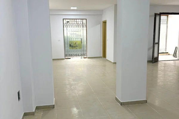 Jepet Ambient me qera Mbas Kopshtit Botanik