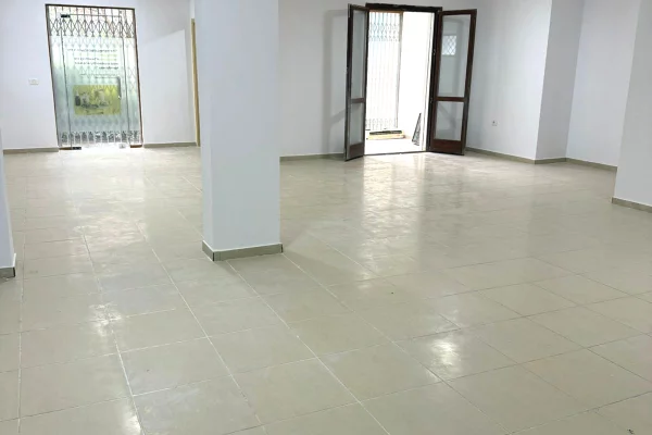 Jepet Ambient me qera Mbas Kopshtit Botanik