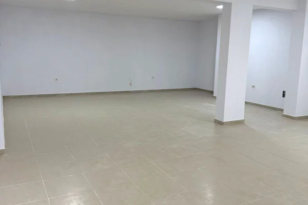 Jepet Ambient me qera Mbas Kopshtit Botanik