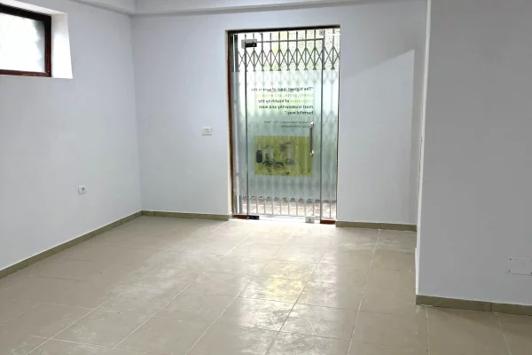 Jepet Ambient me qera Mbas Kopshtit Botanik