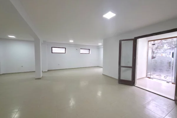 Jepet Ambient me qera Mbas Kopshtit Botanik