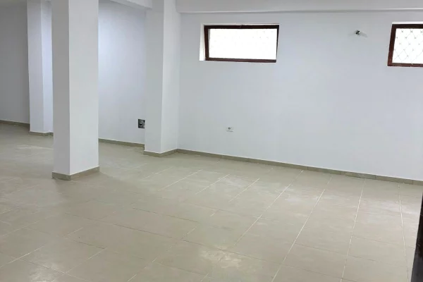 Jepet Ambient me qera Mbas Kopshtit Botanik