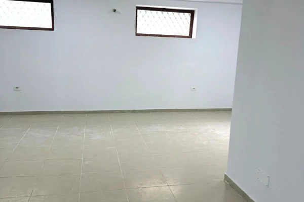 Jepet Ambient me qera Mbas Kopshtit Botanik