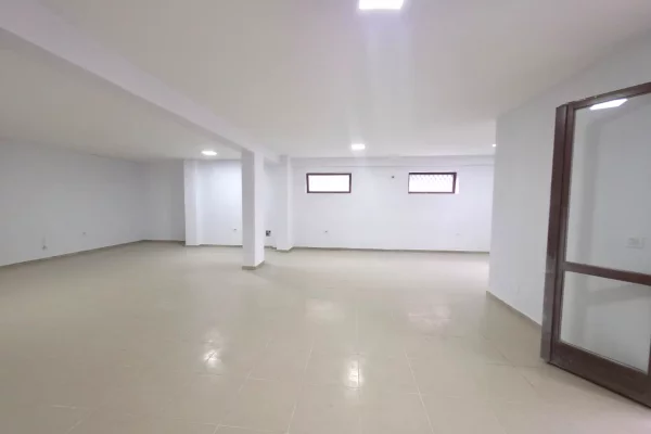 Jepet Ambient me qera Mbas Kopshtit Botanik