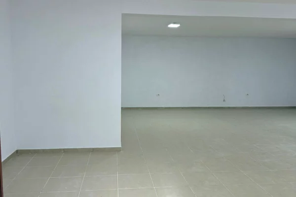 Jepet Ambient me qera Mbas Kopshtit Botanik