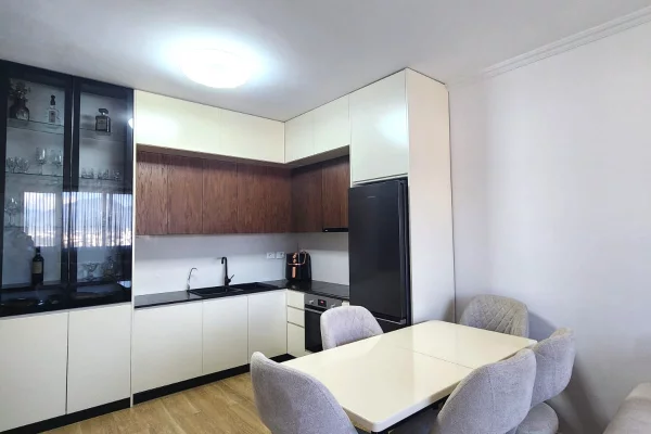 Shtepi me qera Apartament ne Tirane, 2+1, Mobilimi E mobiluar, Pagesa 65,000  Leke.