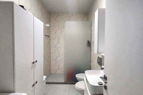 Shtepi me qera Apartament ne Tirane, 2+1, Mobilimi E mobiluar, Pagesa 65,000  Leke.
