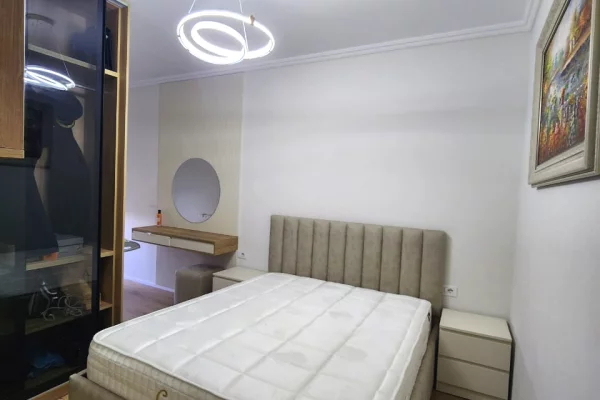 Shtepi me qera Apartament ne Tirane, 2+1, Mobilimi E mobiluar, Pagesa 65,000  Leke.