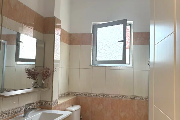 Shtepi me qera Apartament ne Tirane, 2+1, Mobilimi E mobiluar, Pagesa 70,000  Leke.