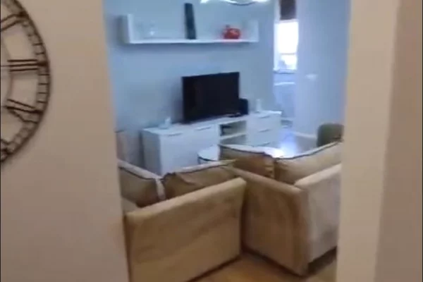 Shitet apartament 1+1 tek Komuna e Parisit