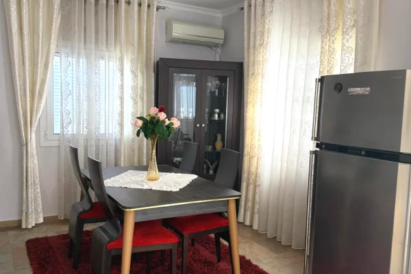Shtepi me qera Apartament ne Tirane, 1+1, Mobilimi E mobiluar, Pagesa 650  Euro.