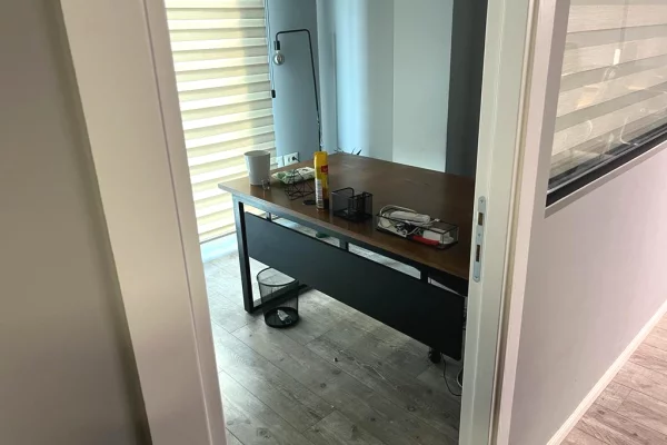 Jepet me qera ambient per Zyra i mobiluar prane 21 Dhjetorit "Square 21"