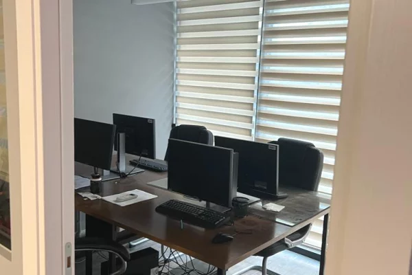 Jepet me qera ambient per Zyra i mobiluar prane 21 Dhjetorit "Square 21"