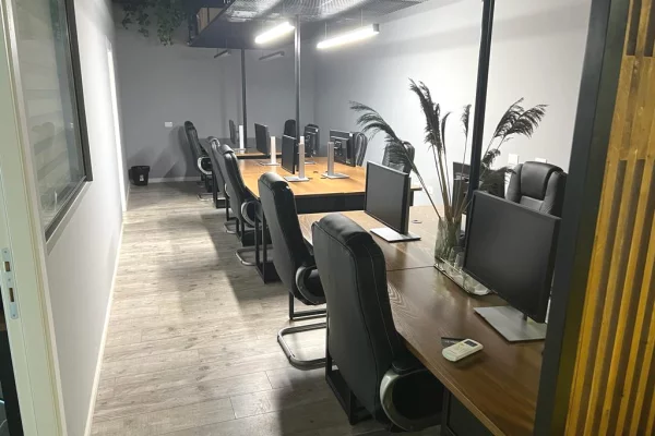 Jepet me qera ambient per Zyra i mobiluar prane 21 Dhjetorit "Square 21"