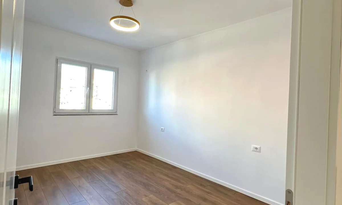 Shtepi ne shitje Apartament ne Tirane, 2+1, Mobilimi Bosh, pa mobiluar, Pagesa 193,000  Euro.