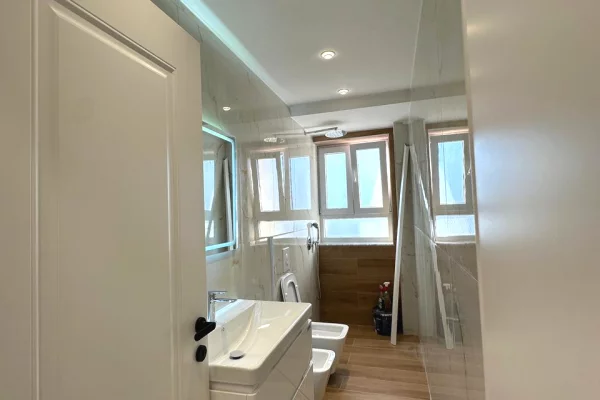 Shtepi ne shitje Apartament ne Tirane, 2+1, Mobilimi Bosh, pa mobiluar, Pagesa 193,000  Euro.