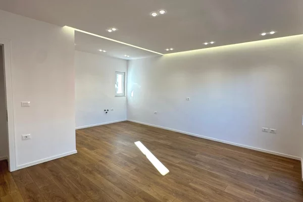 Shtepi ne shitje Apartament ne Tirane, 2+1, Mobilimi Bosh, pa mobiluar, Pagesa 193,000  Euro.