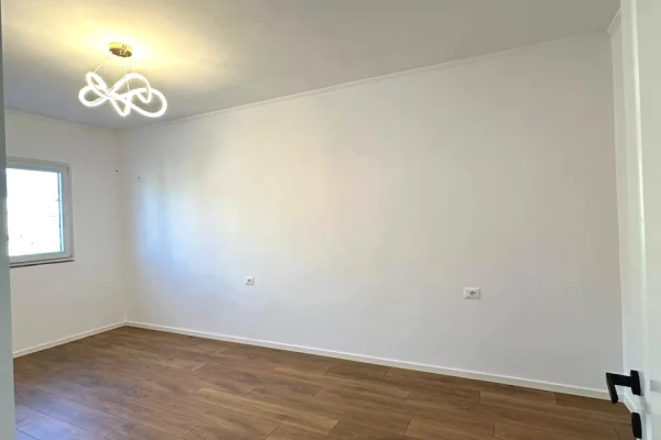 Shtepi ne shitje Apartament ne Tirane, 2+1, Mobilimi Bosh, pa mobiluar, Pagesa 193,000  Euro.
