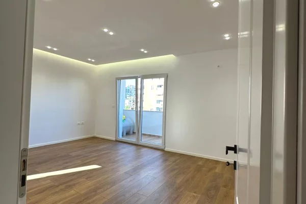 Shtepi ne shitje Apartament ne Tirane, 2+1, Mobilimi Bosh, pa mobiluar, Pagesa 193,000  Euro.