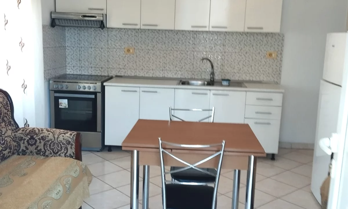 Appartamento in affitto a Tirana 1+1, SemiArredato