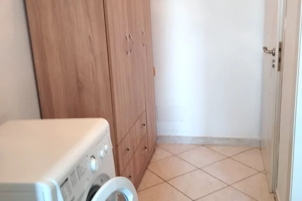 Appartamento in affitto a Tirana 1+1, SemiArredato