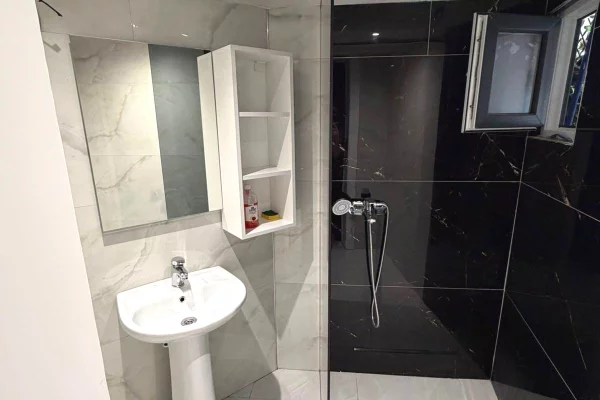 Shtepi me qera Apartament ne Tirane, 1+1, Mobilimi Bosh, pa mobiluar, Pagesa 50,000  Leke.